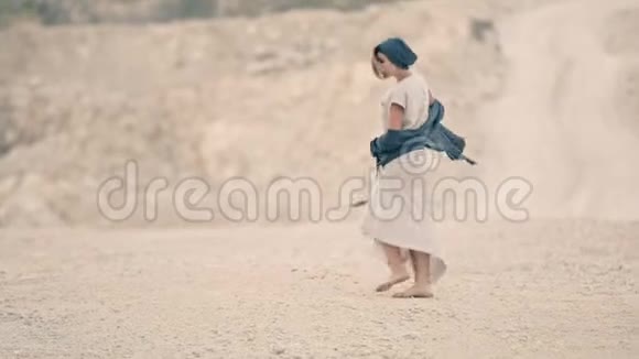 快乐的女孩光着脚在山路上跳舞视频的预览图
