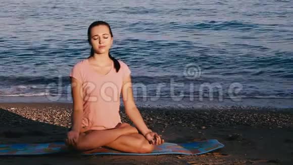 这个女孩在海边从事体操瑜伽视频的预览图