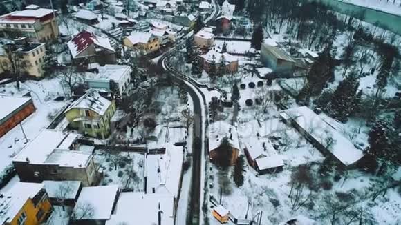 乌克兰冬季乌日戈罗德古城令人惊叹的鸟瞰图视频的预览图