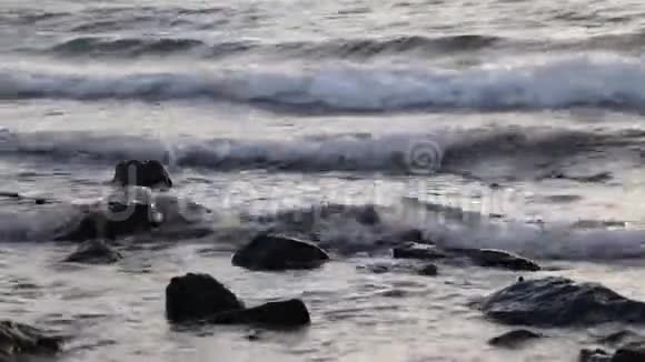 弗特文图拉海岸的晨浪视频的预览图