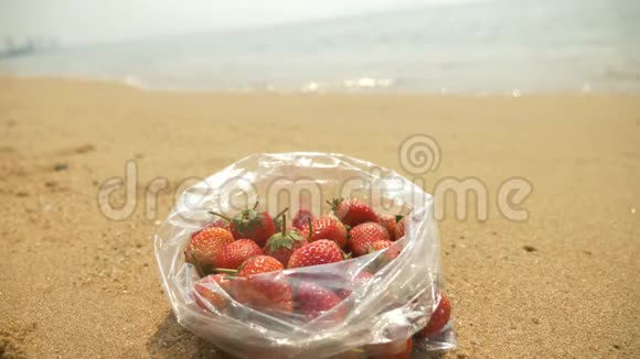 海滩上的草莓大海慢动作视频的预览图