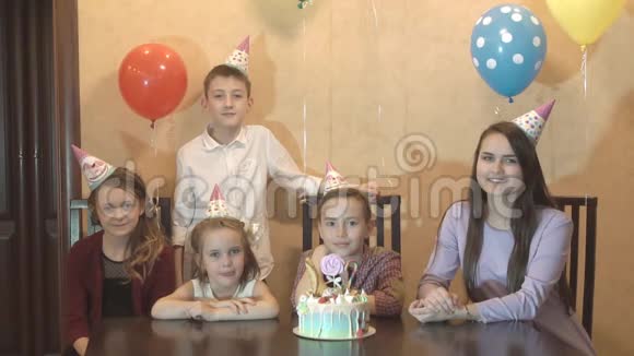 孩子们在家庆祝生日生日男孩和他的朋友们笑着玩生日蛋糕在视频的预览图
