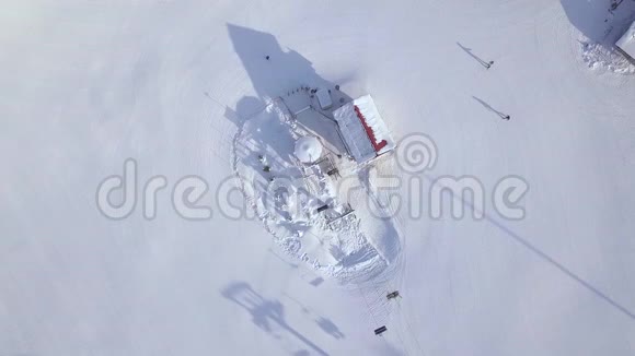 滑雪电梯滑雪者和滑雪板在雪山在冬季度假无人驾驶飞机视图雪上索道提椅视频的预览图