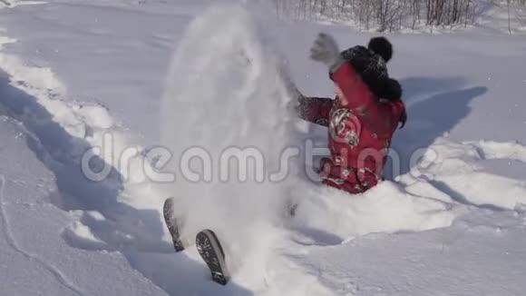 少女在冬季公园扔雪慢动作股票录像视频的预览图