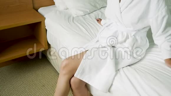 穿着浴衣坐在大床上的女孩视频的预览图