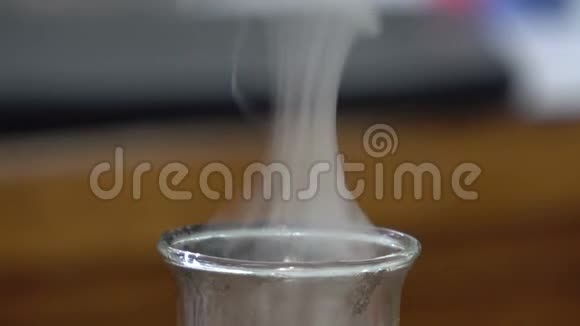玻璃瓶中气体演化的化学反应视频的预览图
