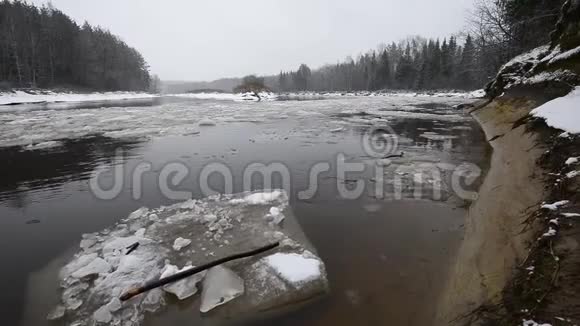 冰块在河里移动视频的预览图