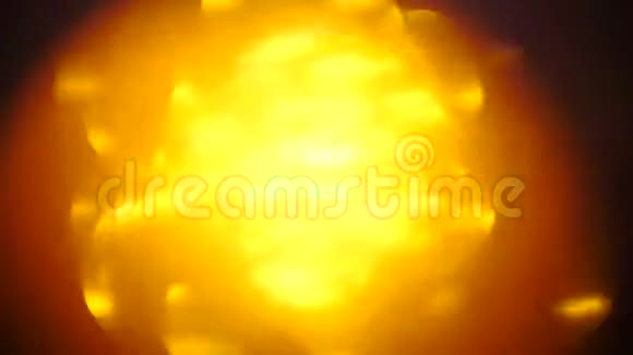 黄色的球离焦抽象背景模糊颜色模糊颜色眩光紫色背景4k复制空间视频的预览图