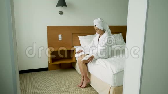 穿着浴衣坐在大床上的女孩视频的预览图