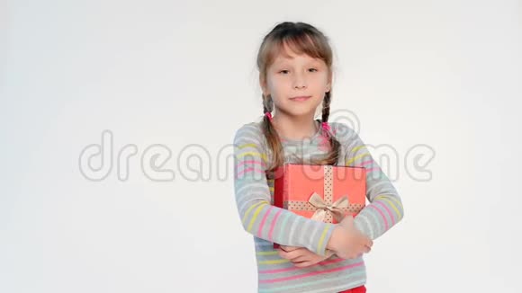 小女孩拥抱红色礼盒视频的预览图