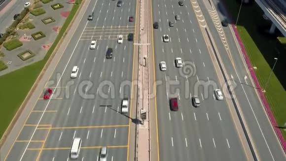 迪拜高速公路上汽车交通的鸟瞰图视频的预览图