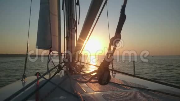 日落时的游艇积极的生活方式奢侈的爱好从帆船上观看旅游视频的预览图