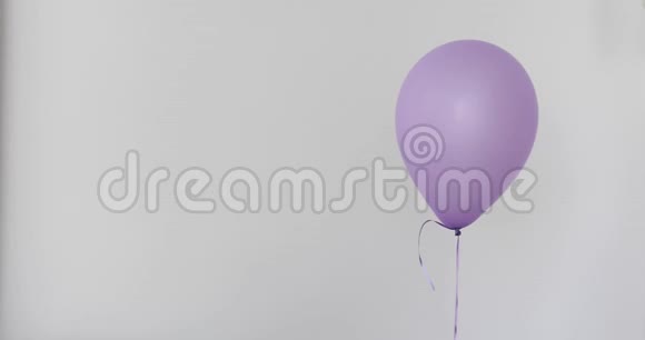 一个紫色气球白墙背景视频的预览图