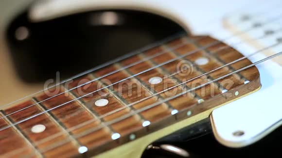 吉他的弦在特写视频的预览图