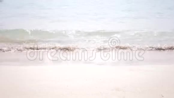 柔软的海浪在沙滩上特写透明水和白沙视频的预览图