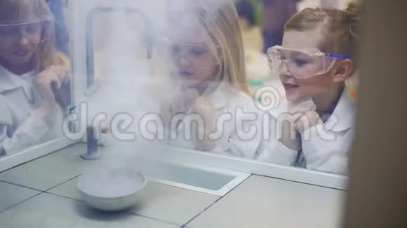 孩子们看着壮观的火灾化学实验视频的预览图