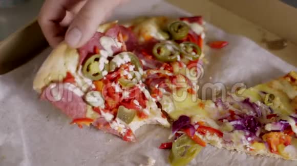 一个男人手拿着一块味道太浓的披萨视频的预览图