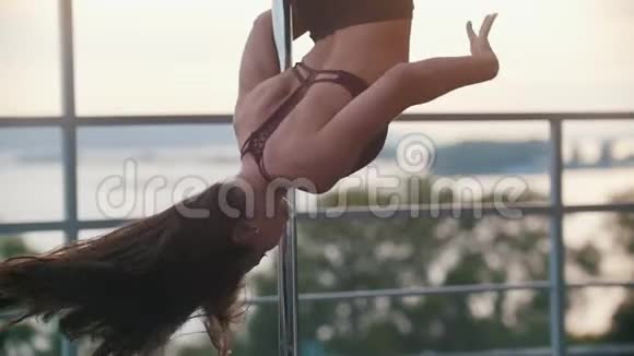 美女模特在屋顶钢管上跳舞视频的预览图