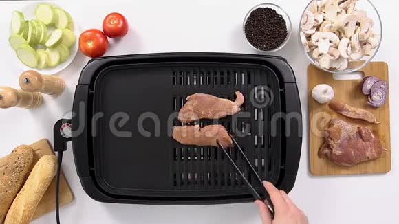 肉类和蔬菜的烧烤过程视频的预览图