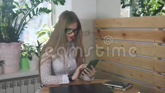 时尚商务小姐在咖啡厅用手机查看收到的信件视频的预览图