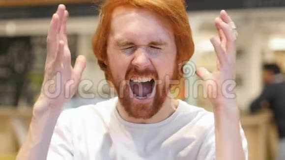 在咖啡馆里尖叫的红头发胡子男的肖像视频的预览图