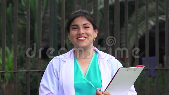 年轻女护士或医生说话视频的预览图