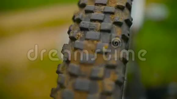 山地自行车轮胎转动视频的预览图