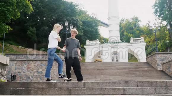 那家伙在教他女朋友玩滑板一个嬉皮士的约会对象视频的预览图