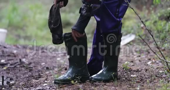 男人在森林里穿湿靴视频的预览图