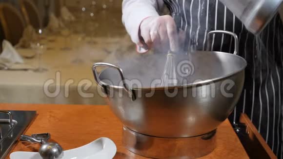在餐馆做饭在工作的饼干职业厨师在手套里用干冰做甜点厨师倒水视频的预览图