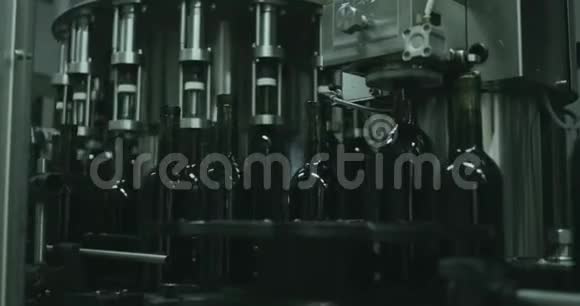 在葡萄酒厂展示了一台机器如何堵塞瓶子4k视频的预览图