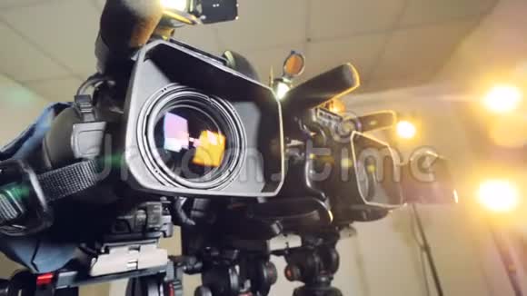 明亮的灯光在摄像机镜头中播放视频的预览图