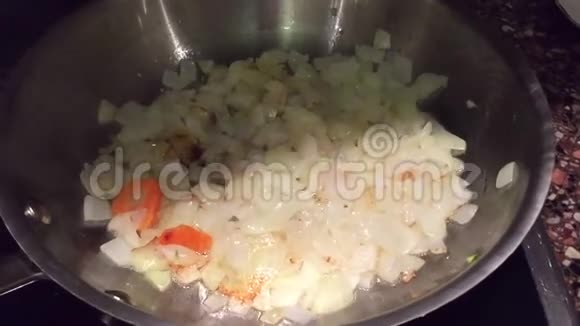 波洛克的海鱼煎锅里炸鱼洋葱胡萝卜和鱼加酸奶油美味的热菜视频的预览图