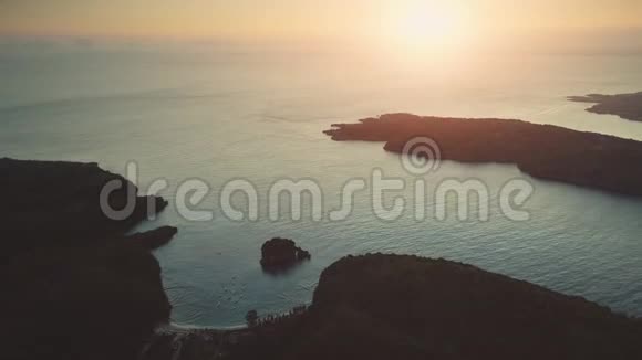 飞越野生岛湾上空日落海洋视频的预览图