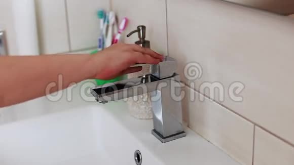 孩子在洗手视频的预览图