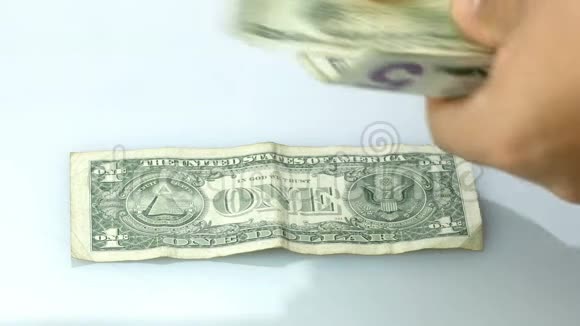 手数美元钞票特写视频的预览图