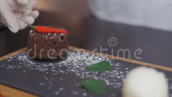 加入胡椒冰淇淋和薄荷的巧克力火锅视频的预览图