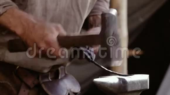 铁匠在工作1视频的预览图