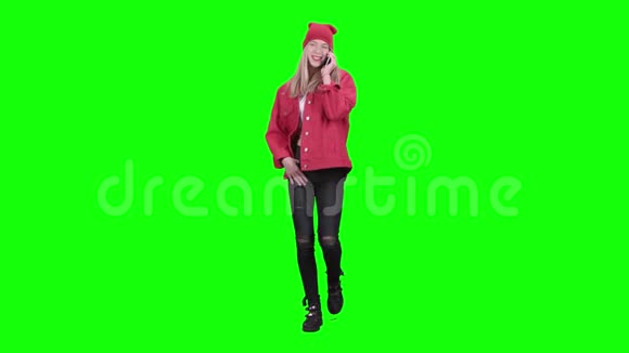 时髦的女孩走在街上打电话绿色屏幕视频的预览图