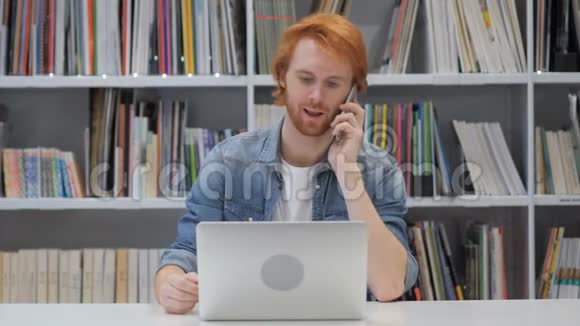 电话通话红发男子上班时接电话视频的预览图