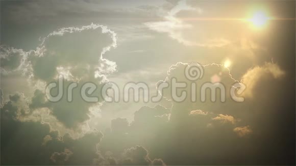 多云的天空太阳和飞鸟视频的预览图