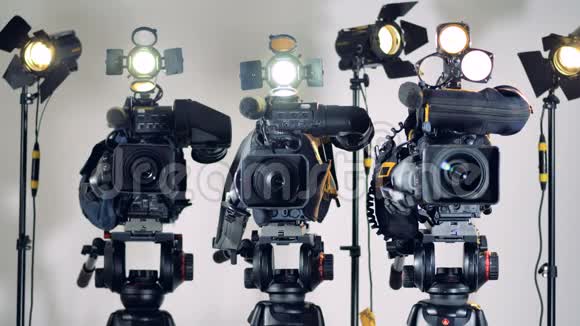 几台带照明开关的摄像机视频的预览图