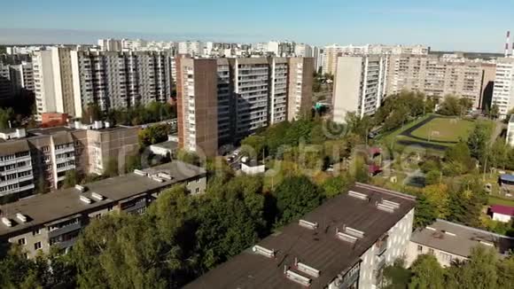 俄罗斯莫斯科的住宅区足球场和儿童游乐场视频的预览图
