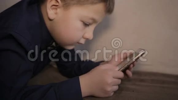 一个男孩在玩智能手机视频的预览图