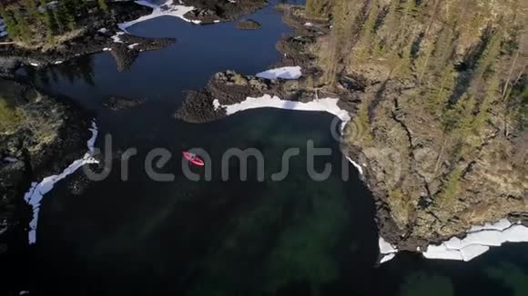游客在湖边的独木舟上航行靠近山谷露营空中飞行视频的预览图