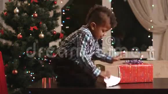 孩子在桌上打开礼物视频的预览图