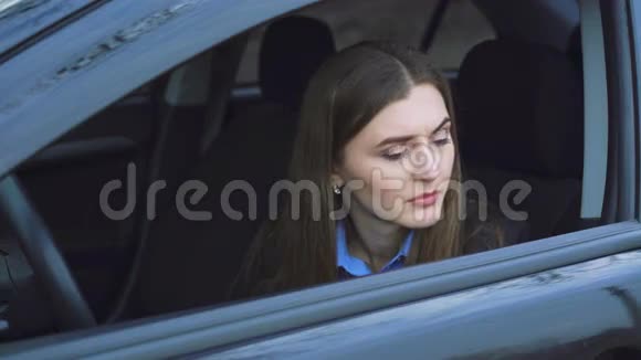 不高兴的女人在车里争吵而男人在4K时安慰她视频的预览图