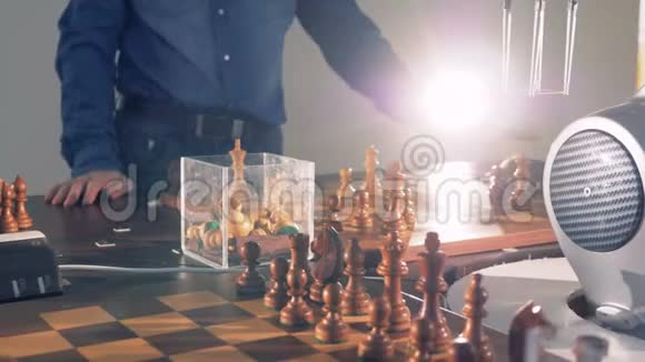 用机器人手臂和棋手下棋视频的预览图