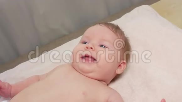 当妈妈按摩他的肚子时婴儿笑了视频的预览图