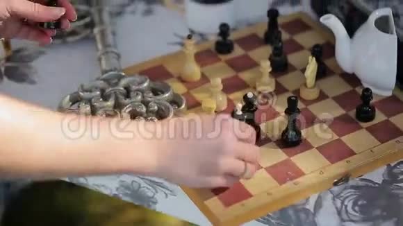 在户外下棋视频的预览图